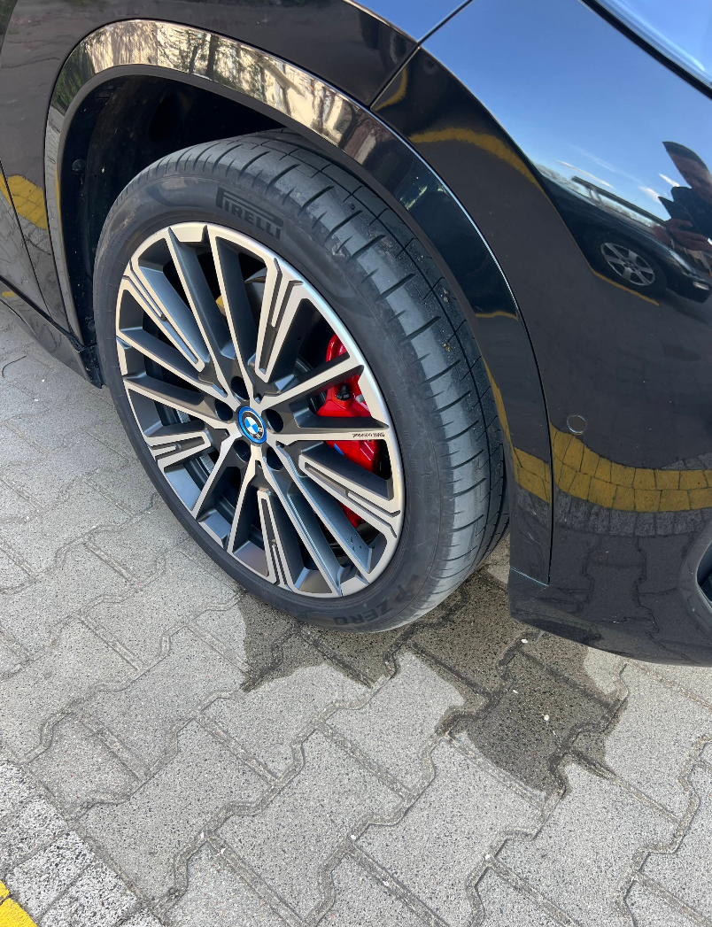 BMW z zaciskiem hamulcowym po renowacji